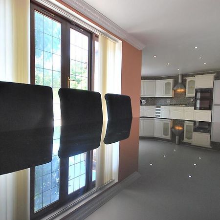 Entire And Exclusive Four Bed Detached Villa Lostock 外观 照片
