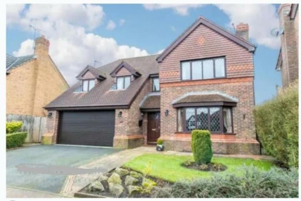 Entire And Exclusive Four Bed Detached Villa Lostock 外观 照片