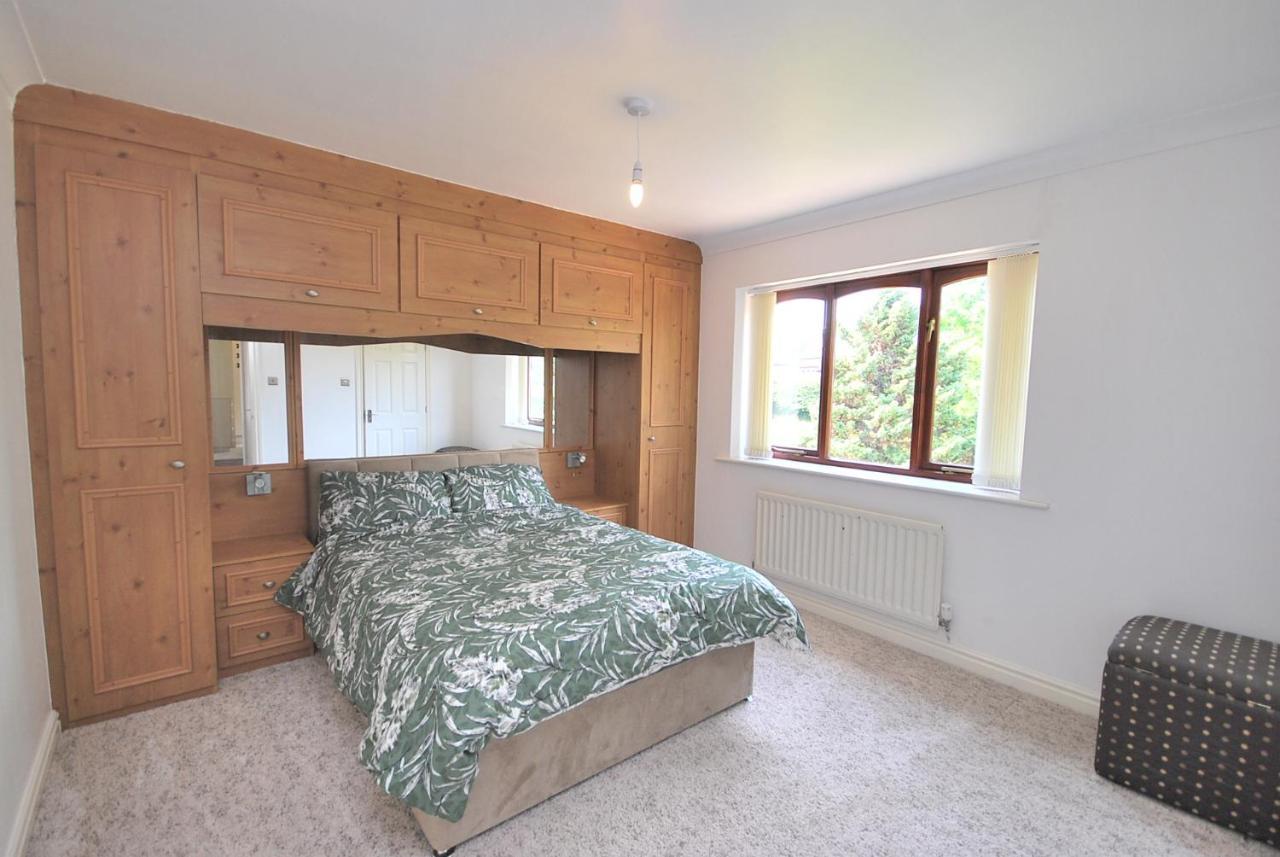 Entire And Exclusive Four Bed Detached Villa Lostock 外观 照片