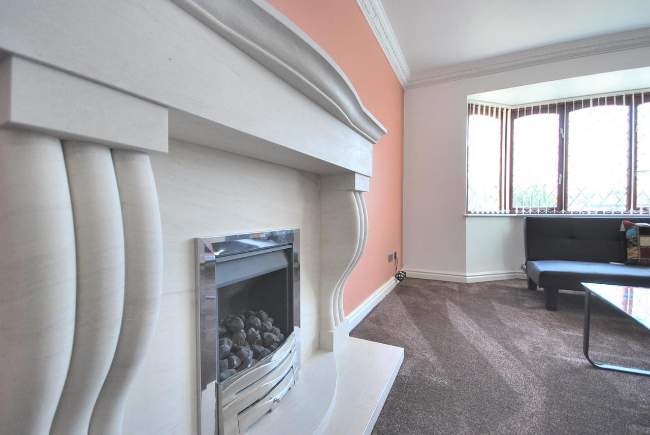 Entire And Exclusive Four Bed Detached Villa Lostock 外观 照片