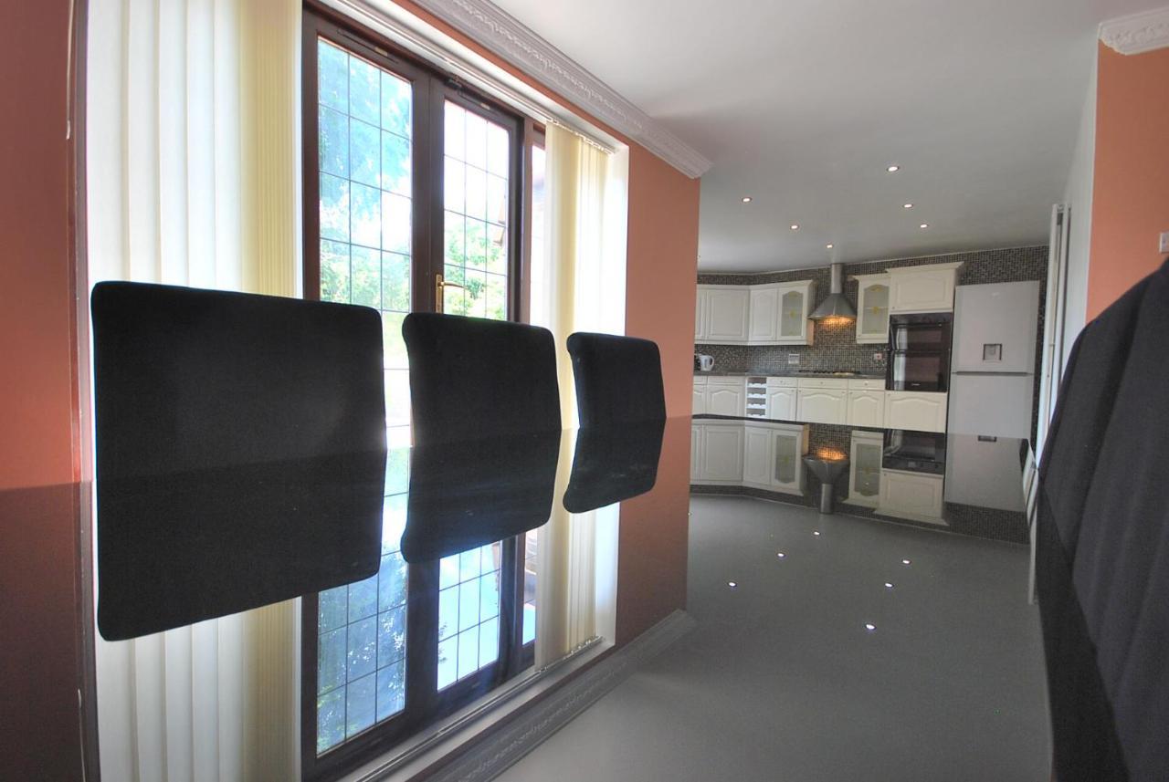 Entire And Exclusive Four Bed Detached Villa Lostock 外观 照片