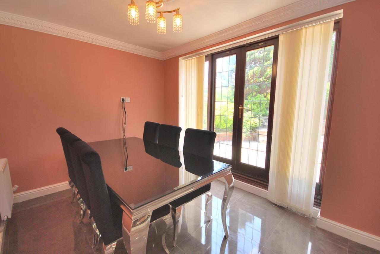 Entire And Exclusive Four Bed Detached Villa Lostock 外观 照片
