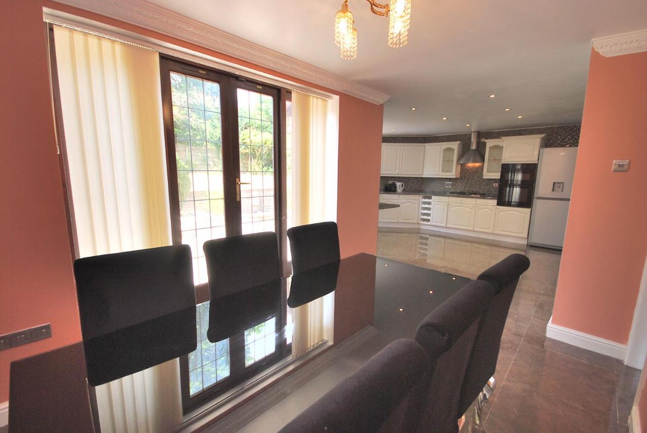 Entire And Exclusive Four Bed Detached Villa Lostock 外观 照片
