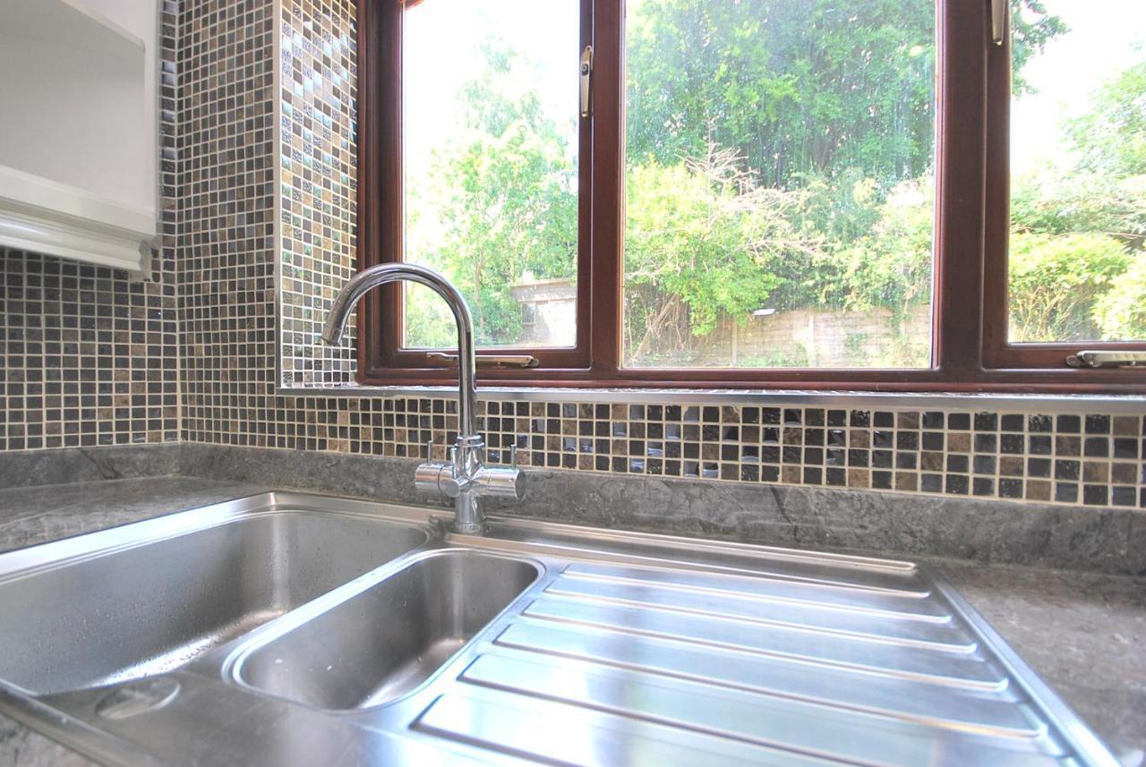 Entire And Exclusive Four Bed Detached Villa Lostock 外观 照片