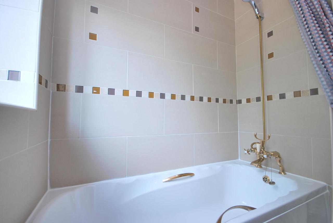 Entire And Exclusive Four Bed Detached Villa Lostock 外观 照片