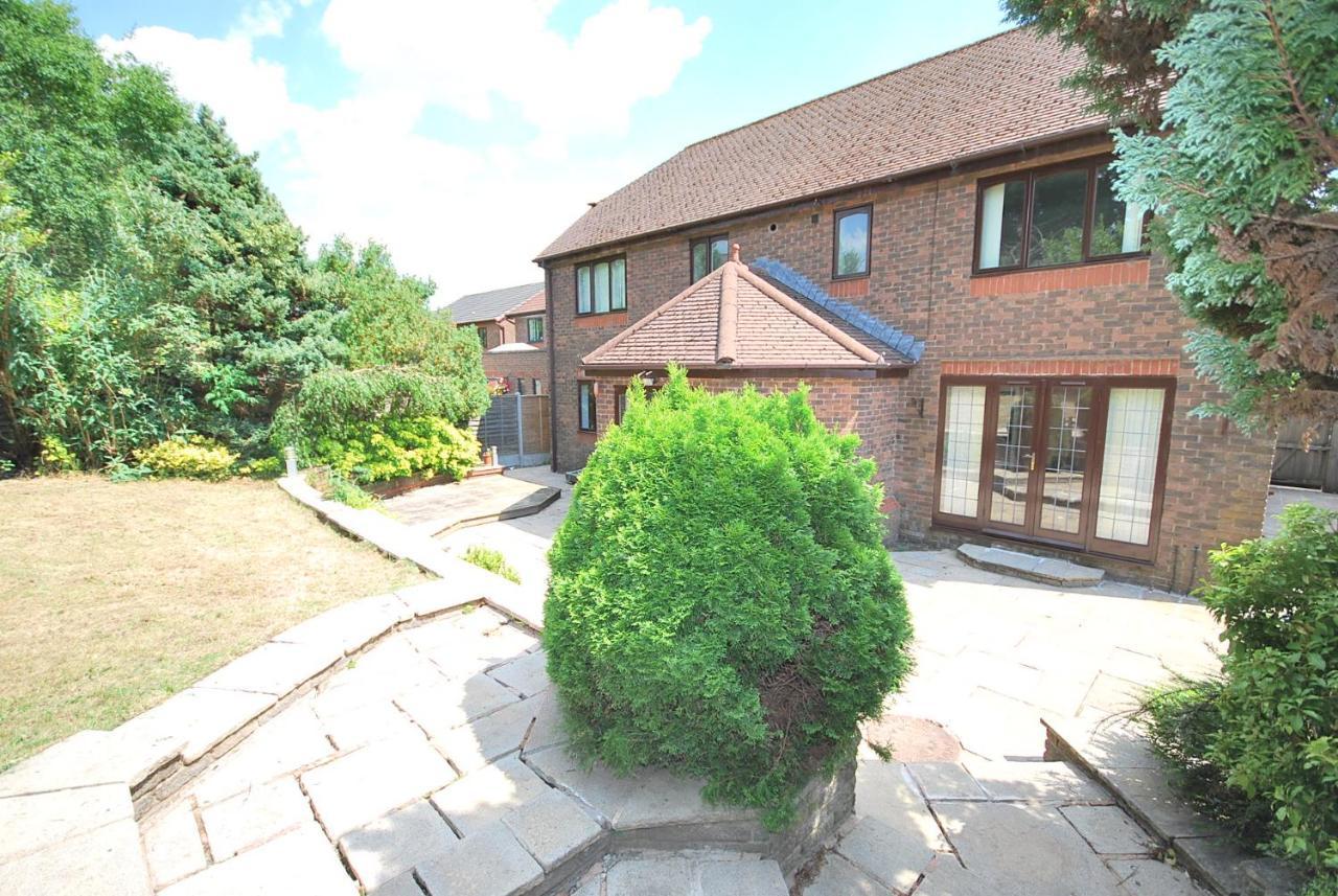 Entire And Exclusive Four Bed Detached Villa Lostock 外观 照片