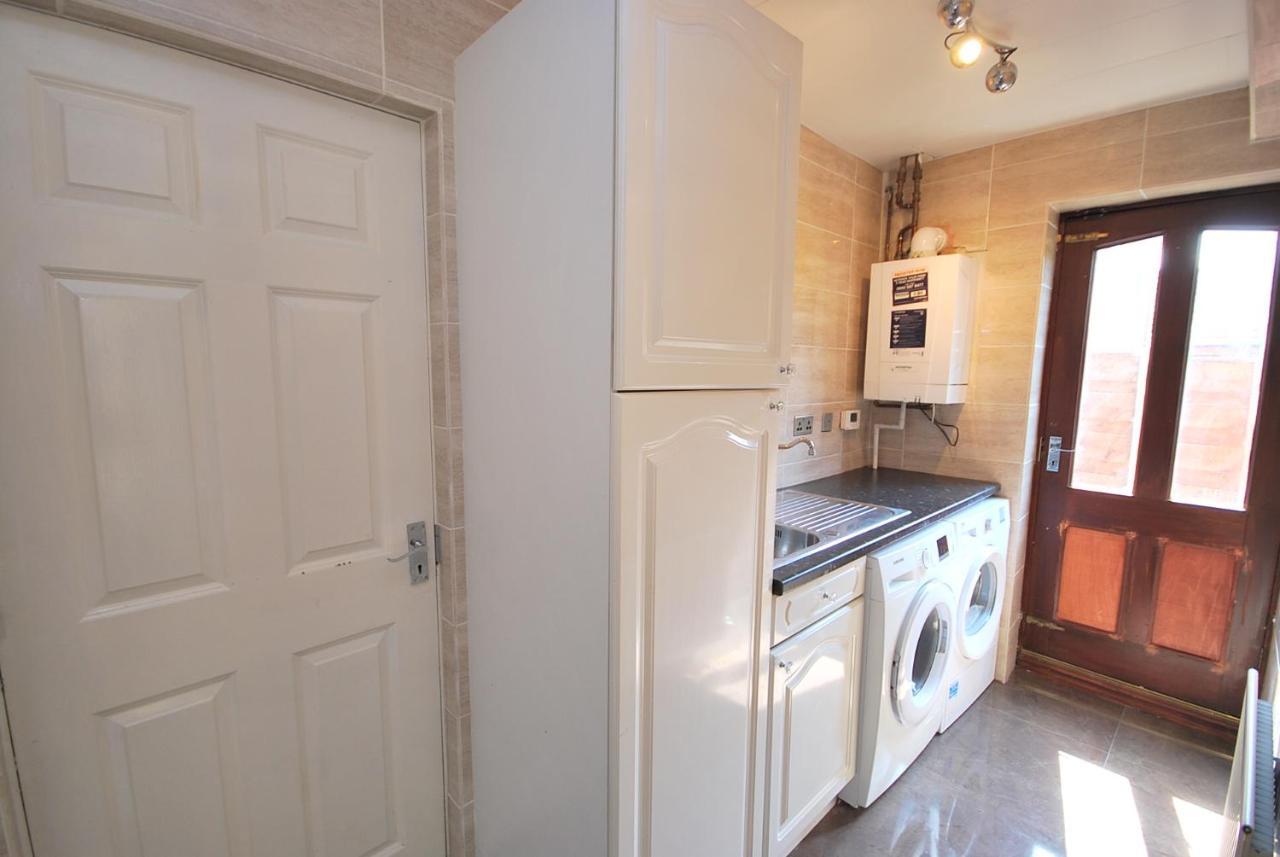 Entire And Exclusive Four Bed Detached Villa Lostock 外观 照片