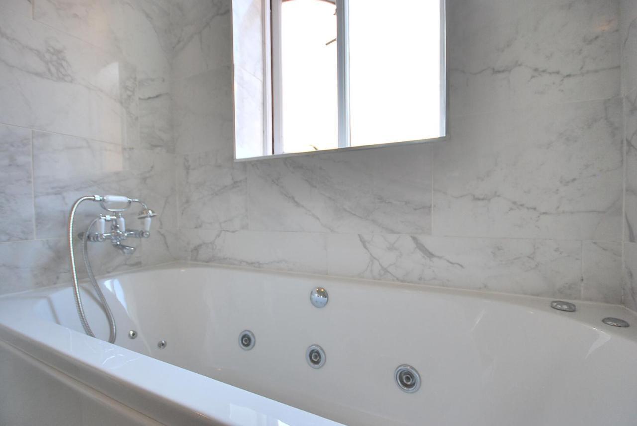 Entire And Exclusive Four Bed Detached Villa Lostock 外观 照片