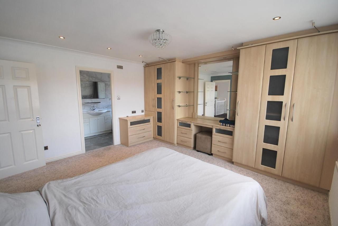 Entire And Exclusive Four Bed Detached Villa Lostock 外观 照片