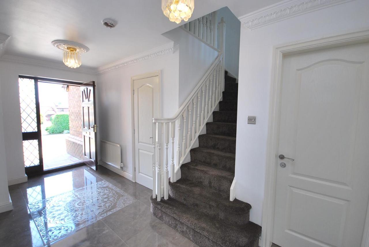 Entire And Exclusive Four Bed Detached Villa Lostock 外观 照片