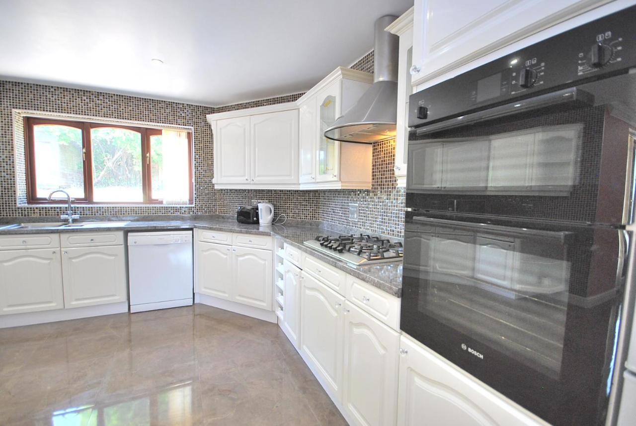 Entire And Exclusive Four Bed Detached Villa Lostock 外观 照片
