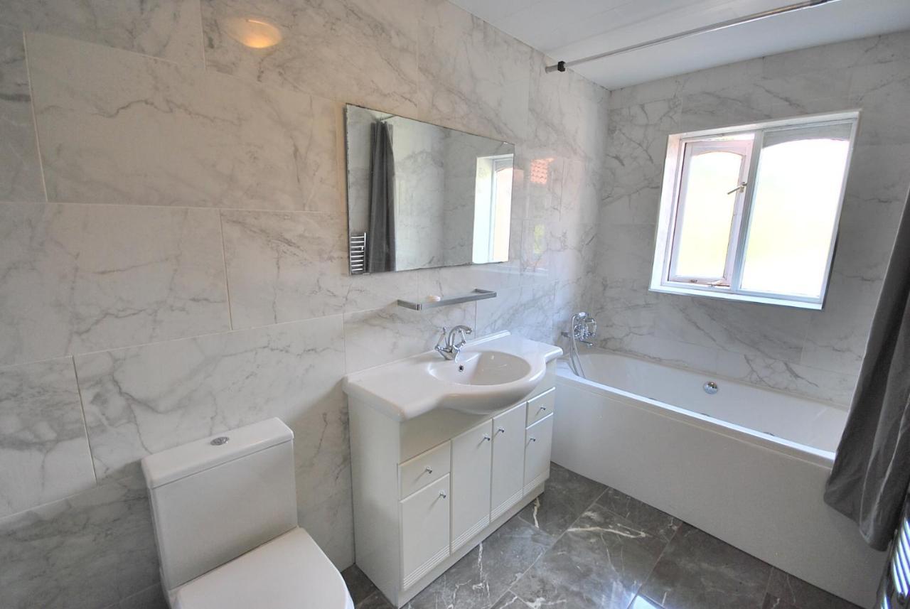 Entire And Exclusive Four Bed Detached Villa Lostock 外观 照片